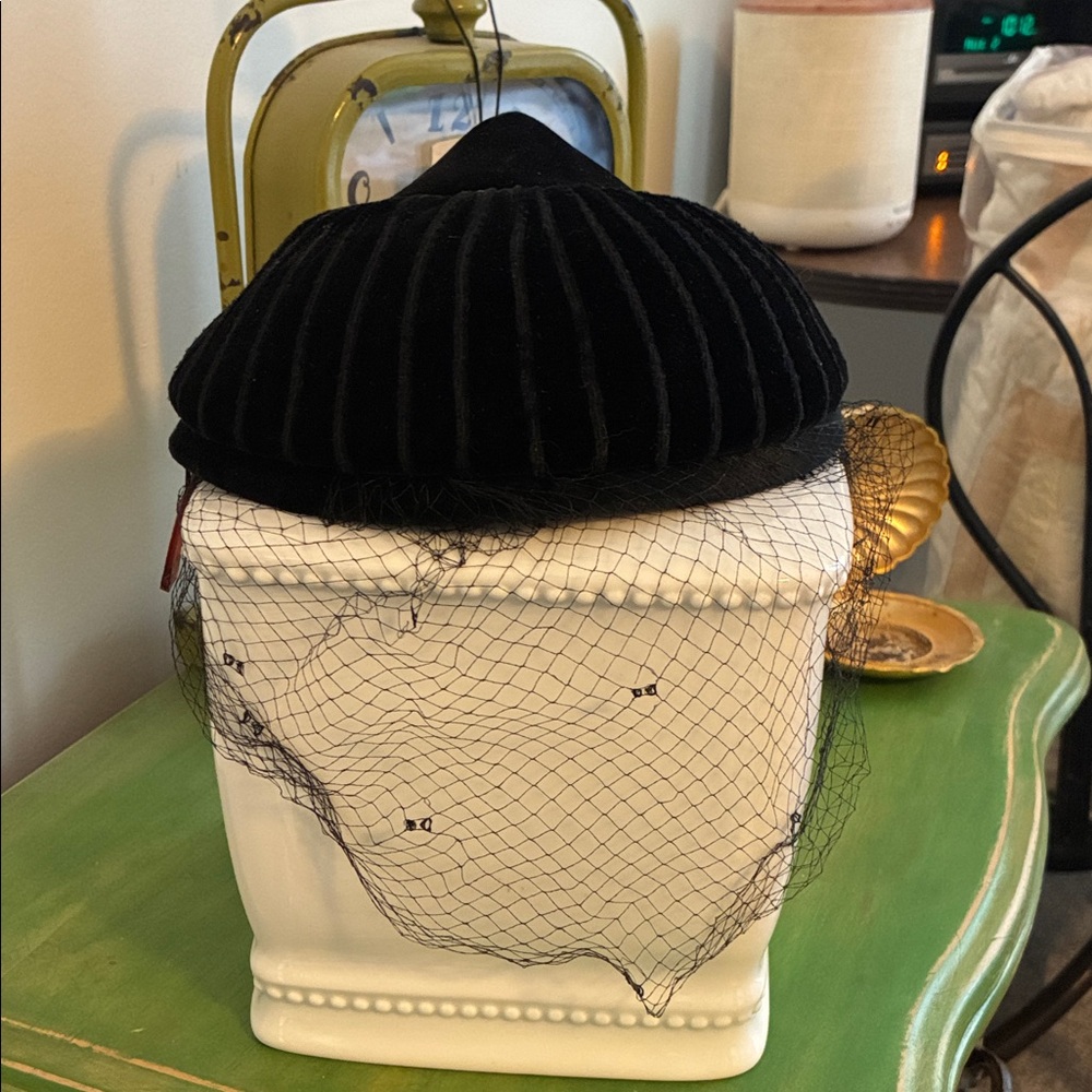 Vintage Elegant Black Velvet Hat with Veil